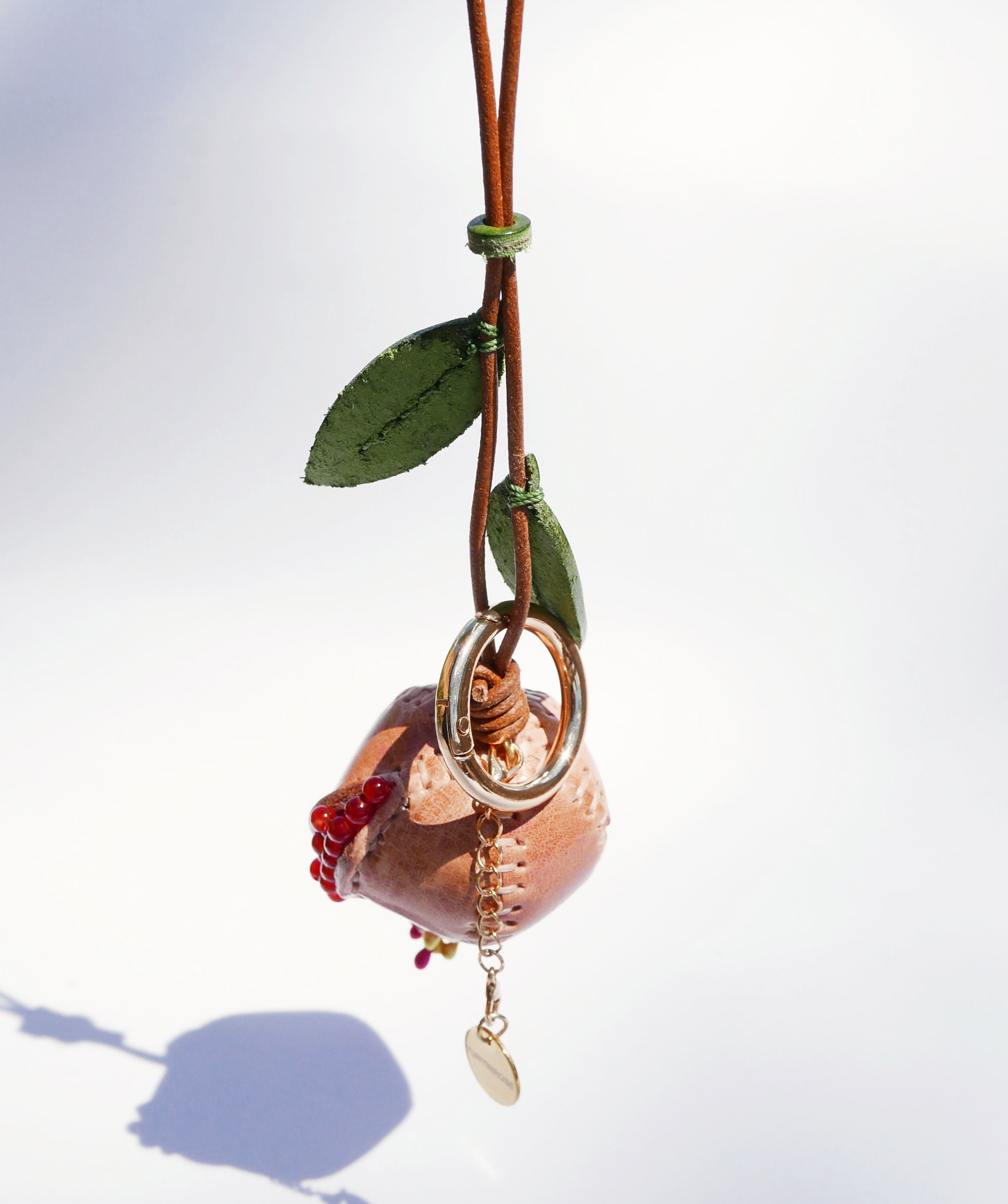 Llavero y colgante de piel en forma de granada rosa palo