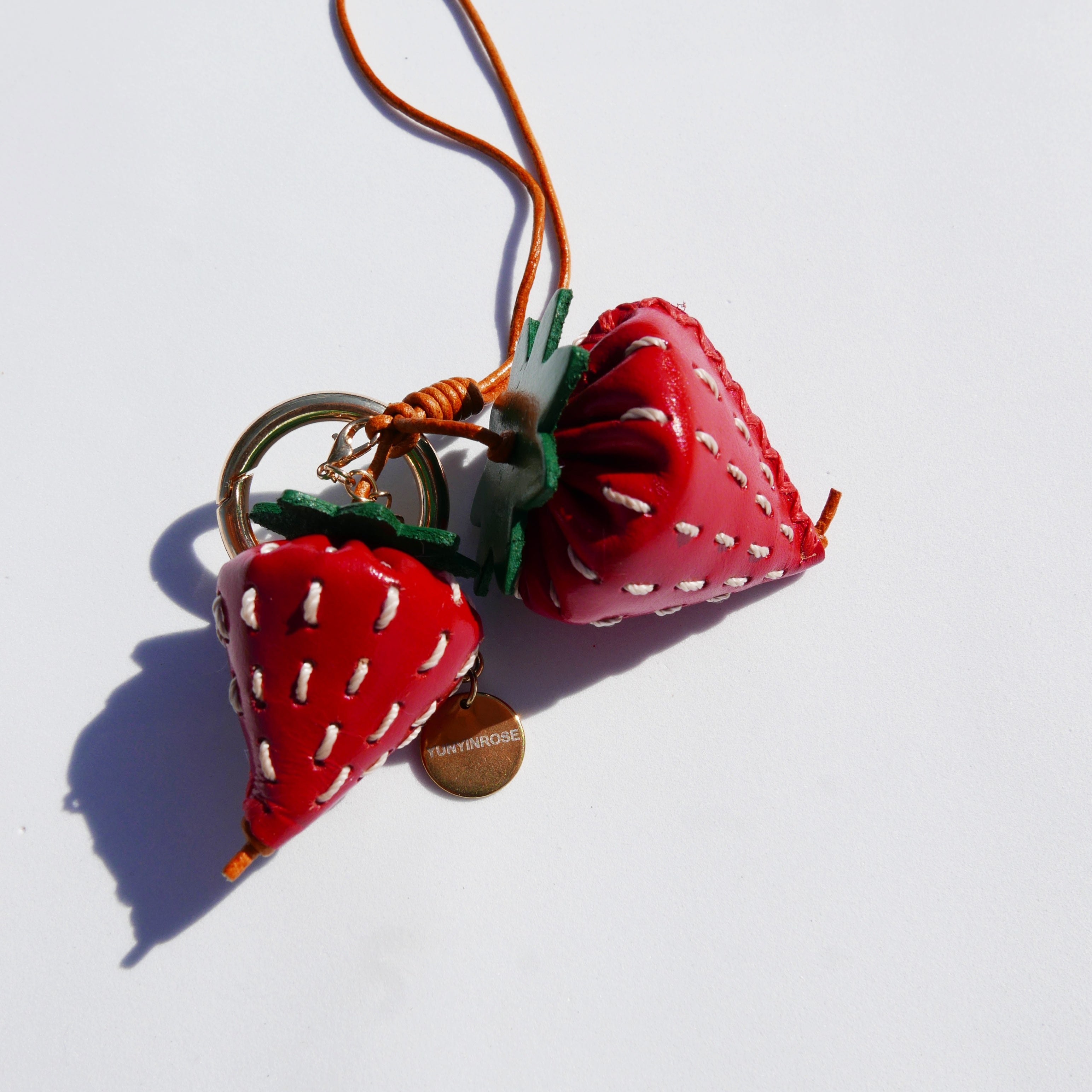 Llavero y colgante de piel en forma de fresa