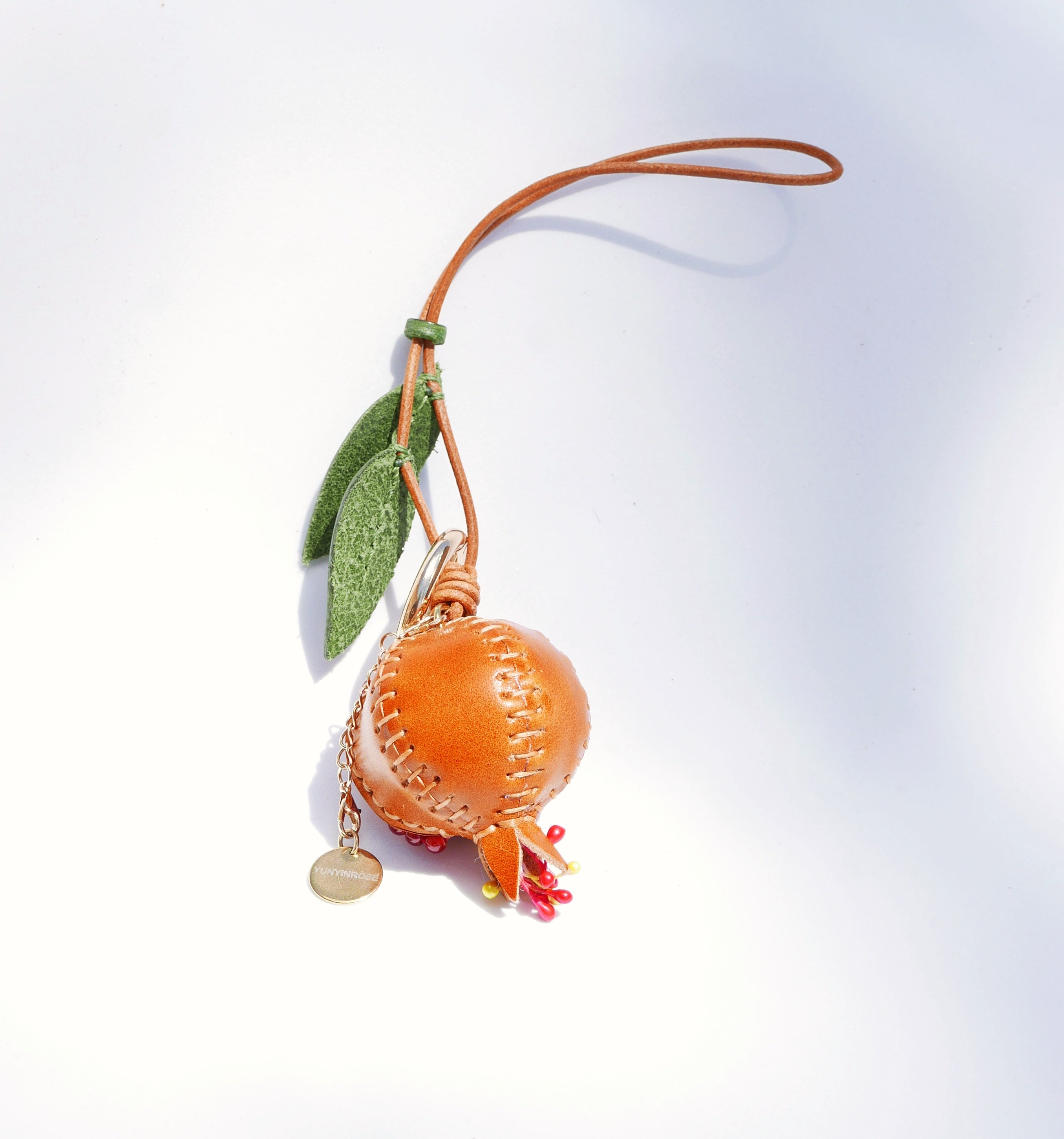 Llavero y colgante de piel en forma de granada caramelo