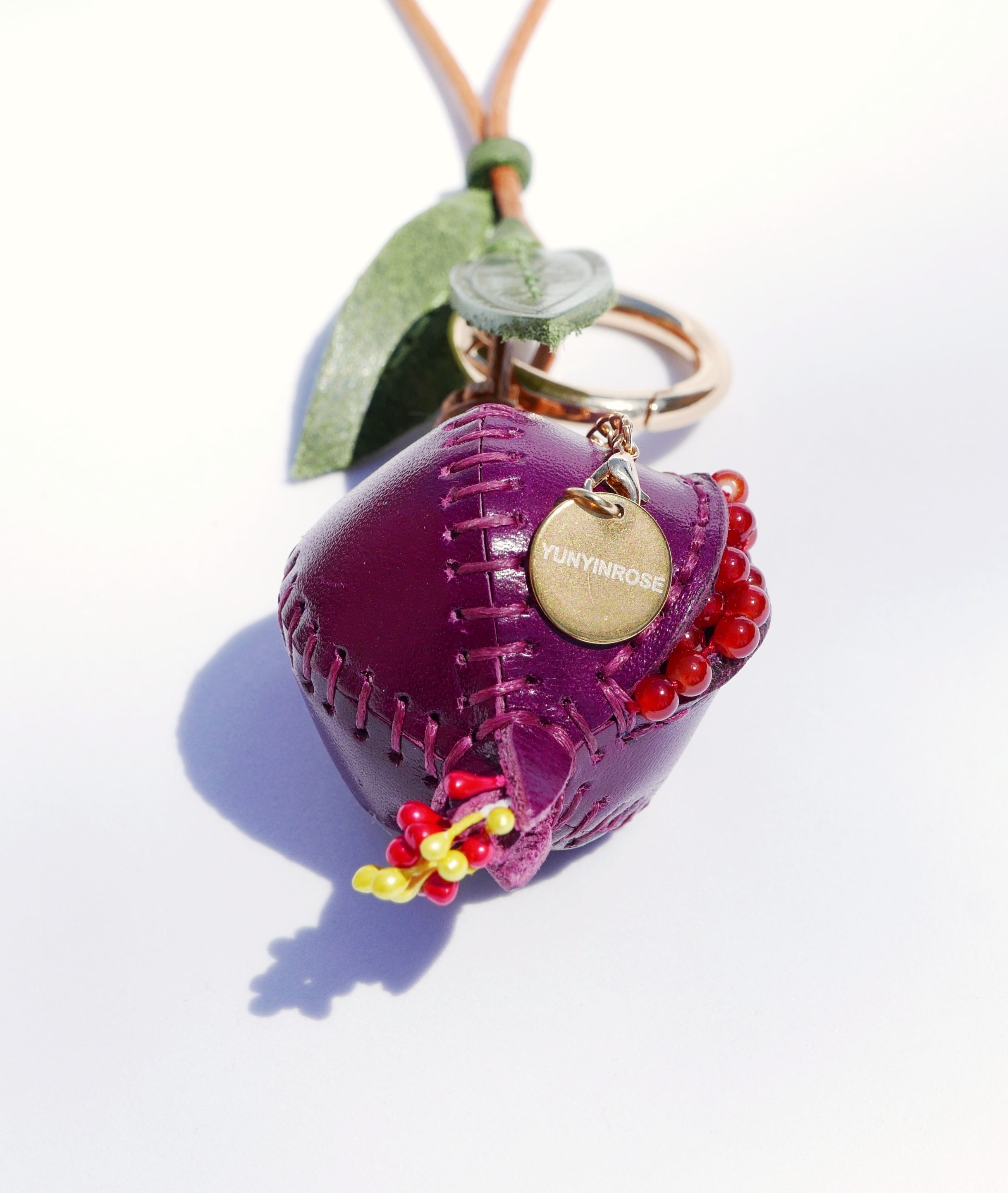 Llavero y colgante de piel en forma de granada burdeos
