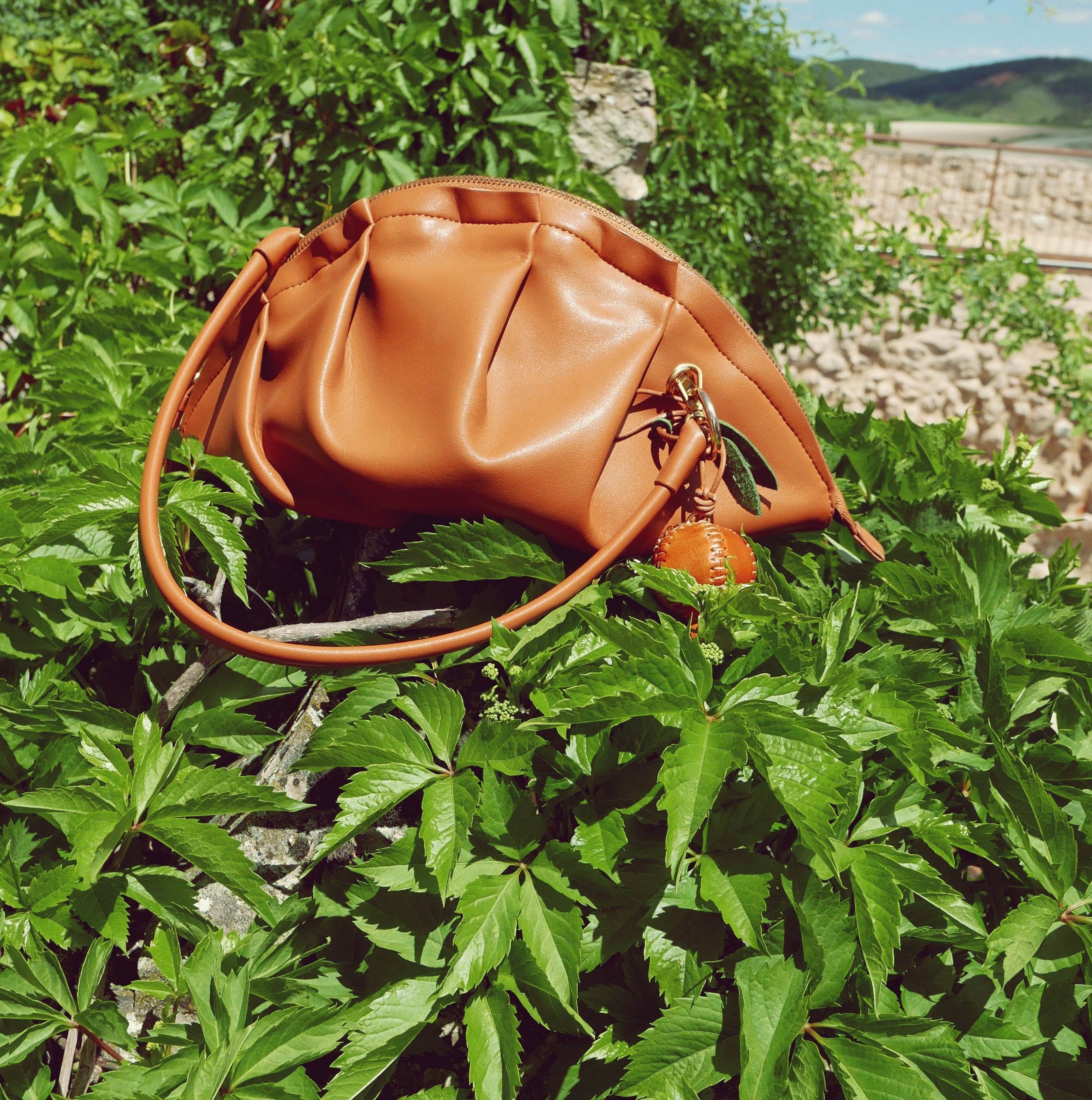 Llavero y colgante de piel en forma de granada caramelo