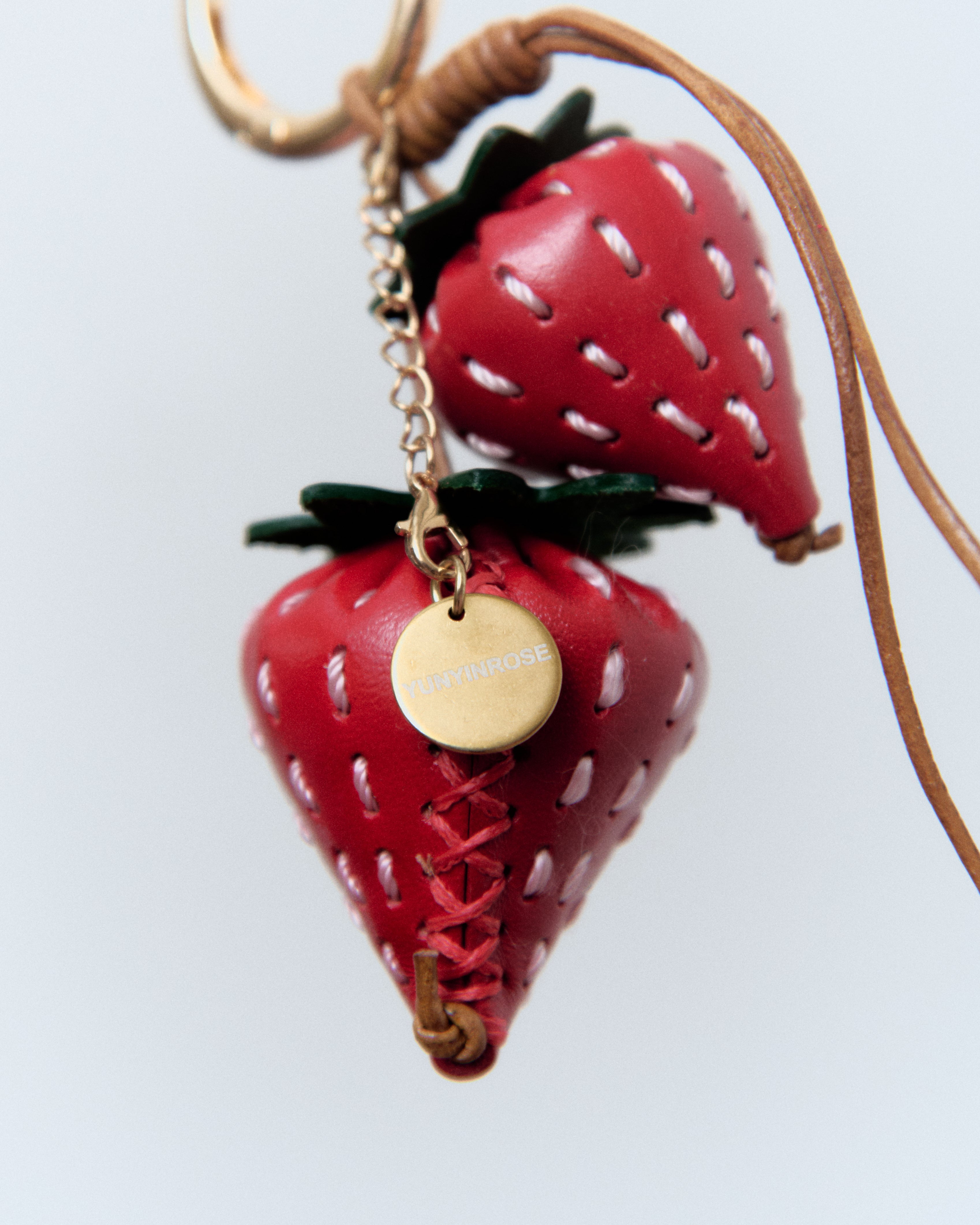 Llavero y colgante de piel en forma de fresa