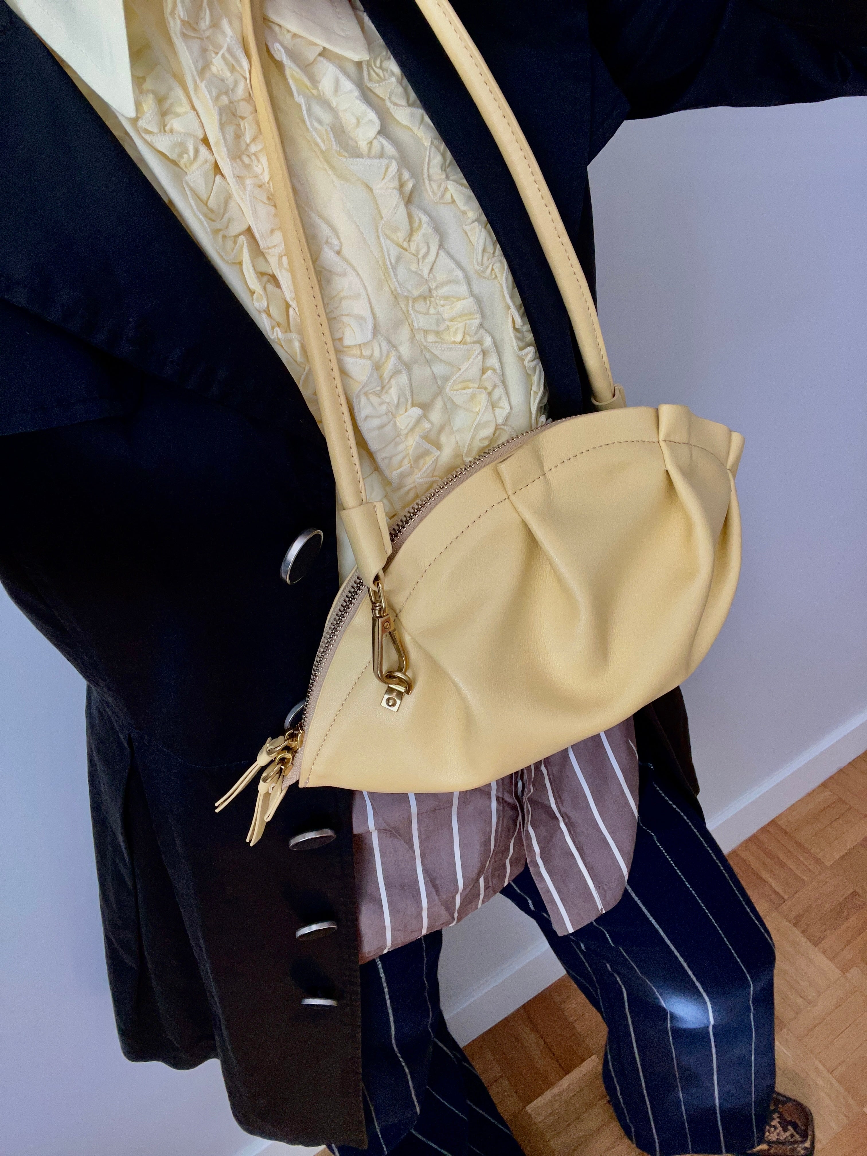 Bolso Gyoza Mediano  Amarillo Mantequilla