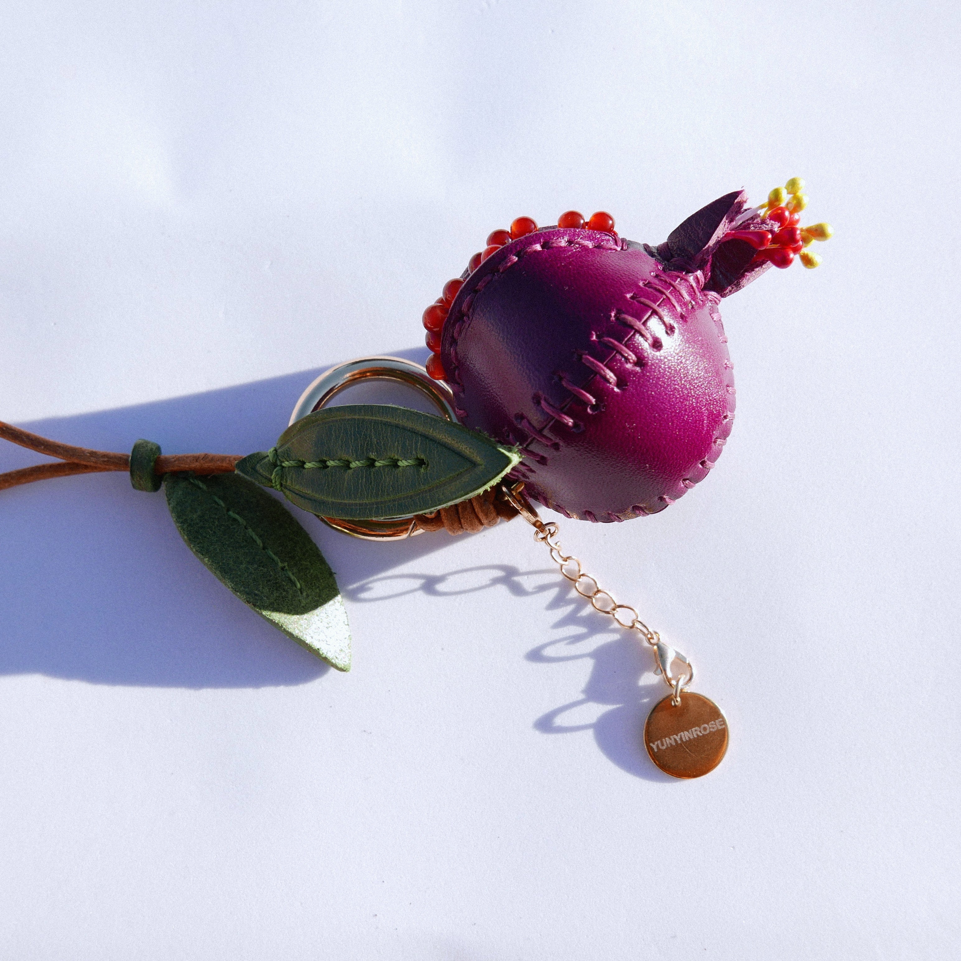 Llavero y colgante de piel en forma de granada burdeos