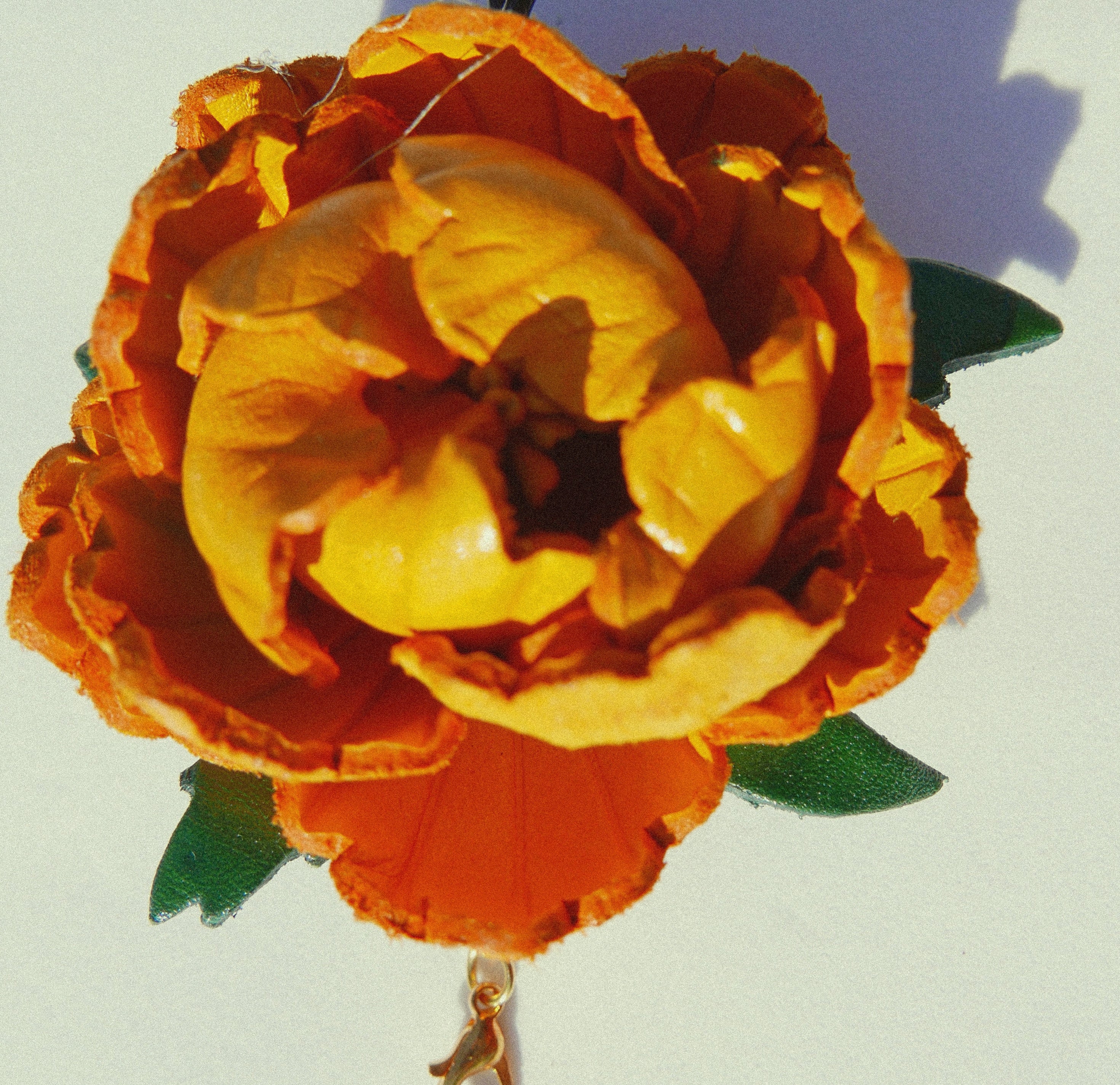 Charm de piel flore Mudan mostaza