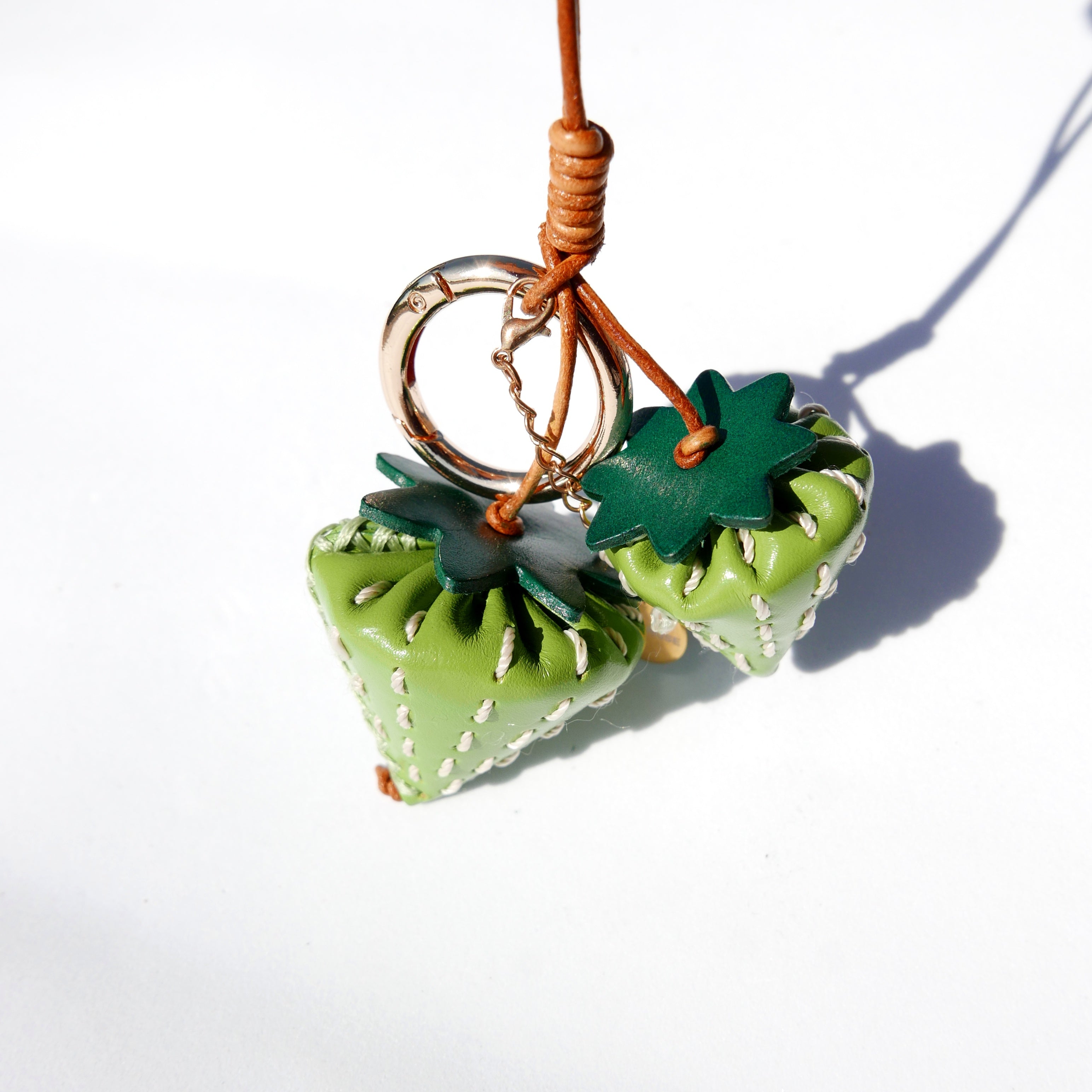 Llavero y colgante de piel en forma de fresa verde