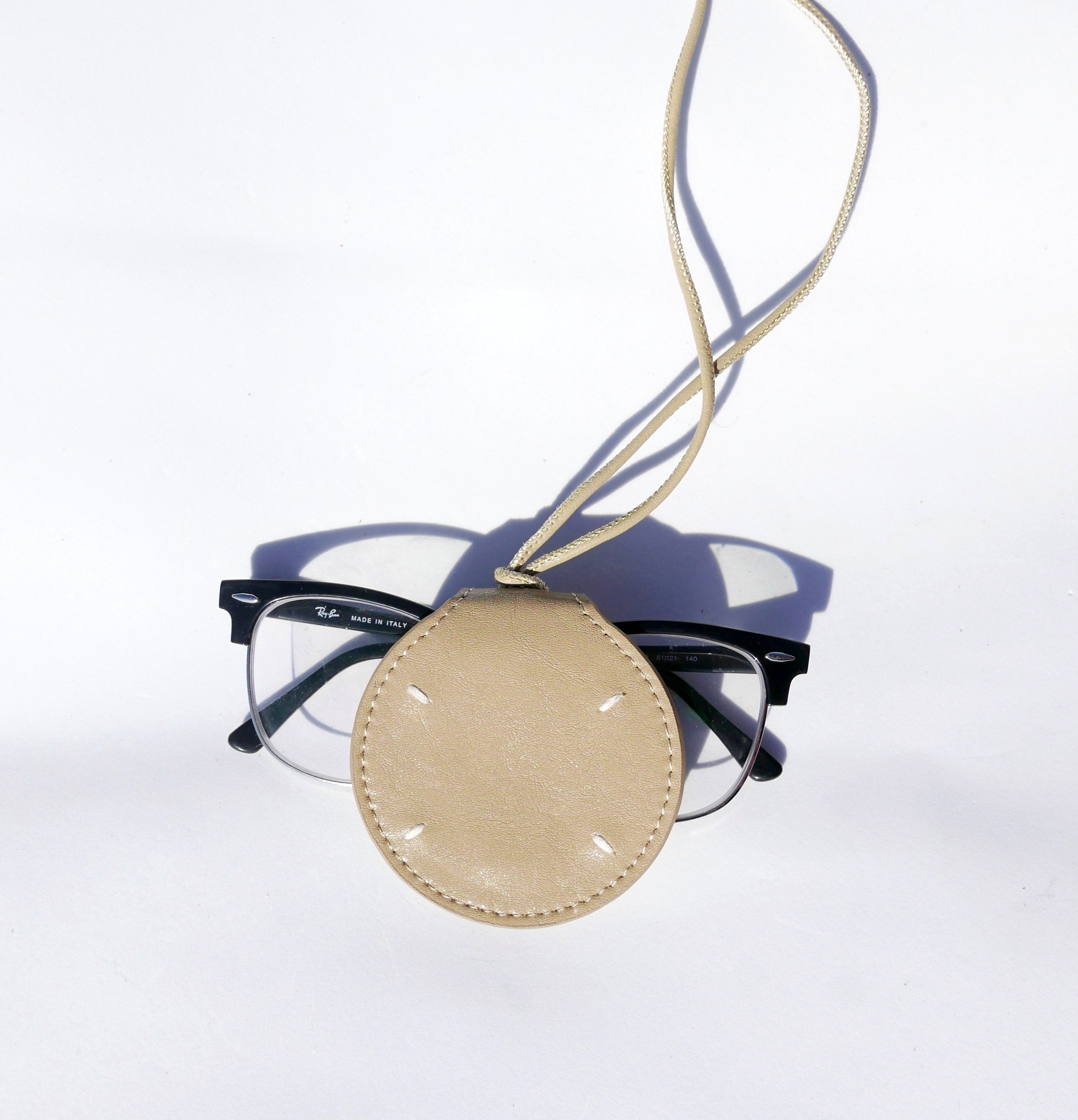 Colgante piel para gafas beige