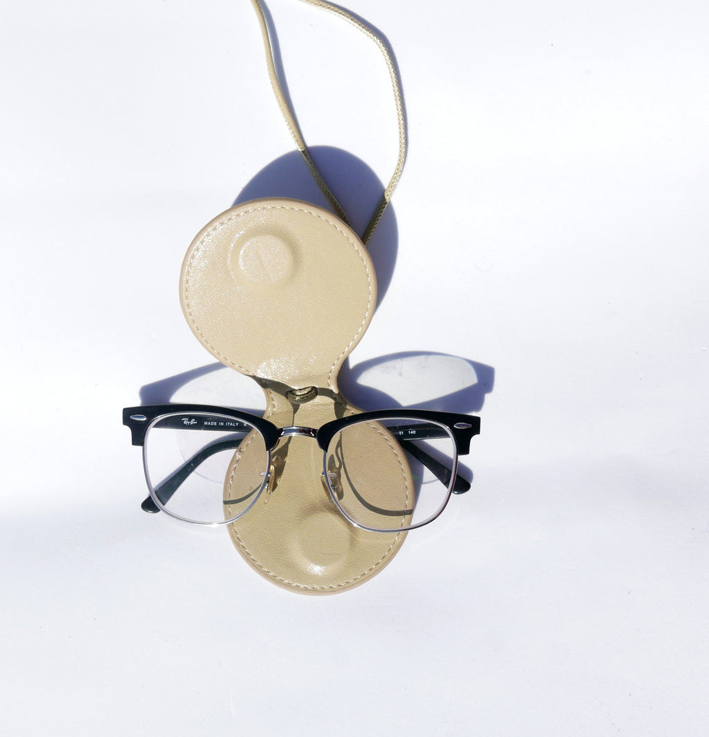 Colgante piel para gafas beige