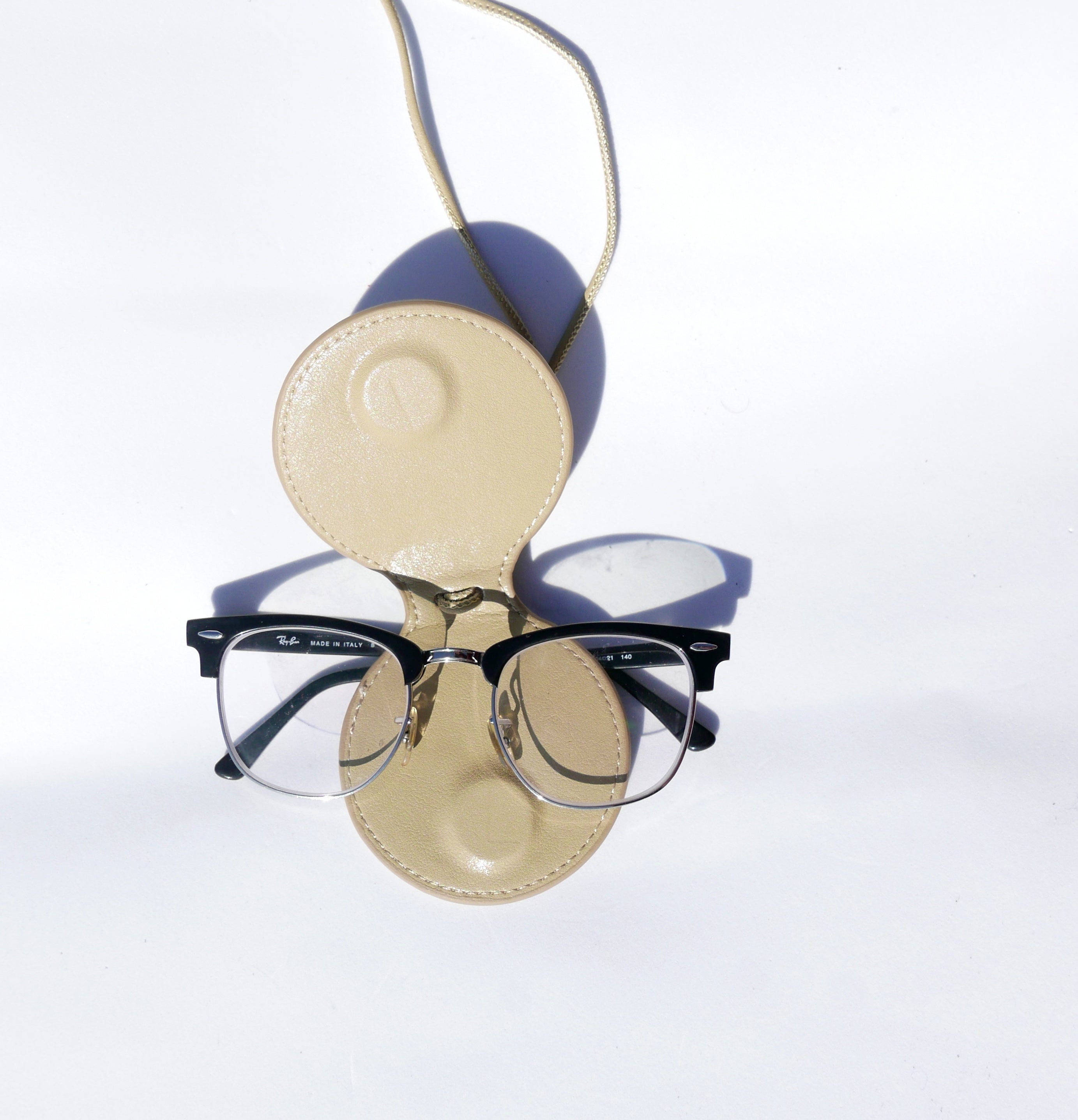 Colgante piel para gafas beige