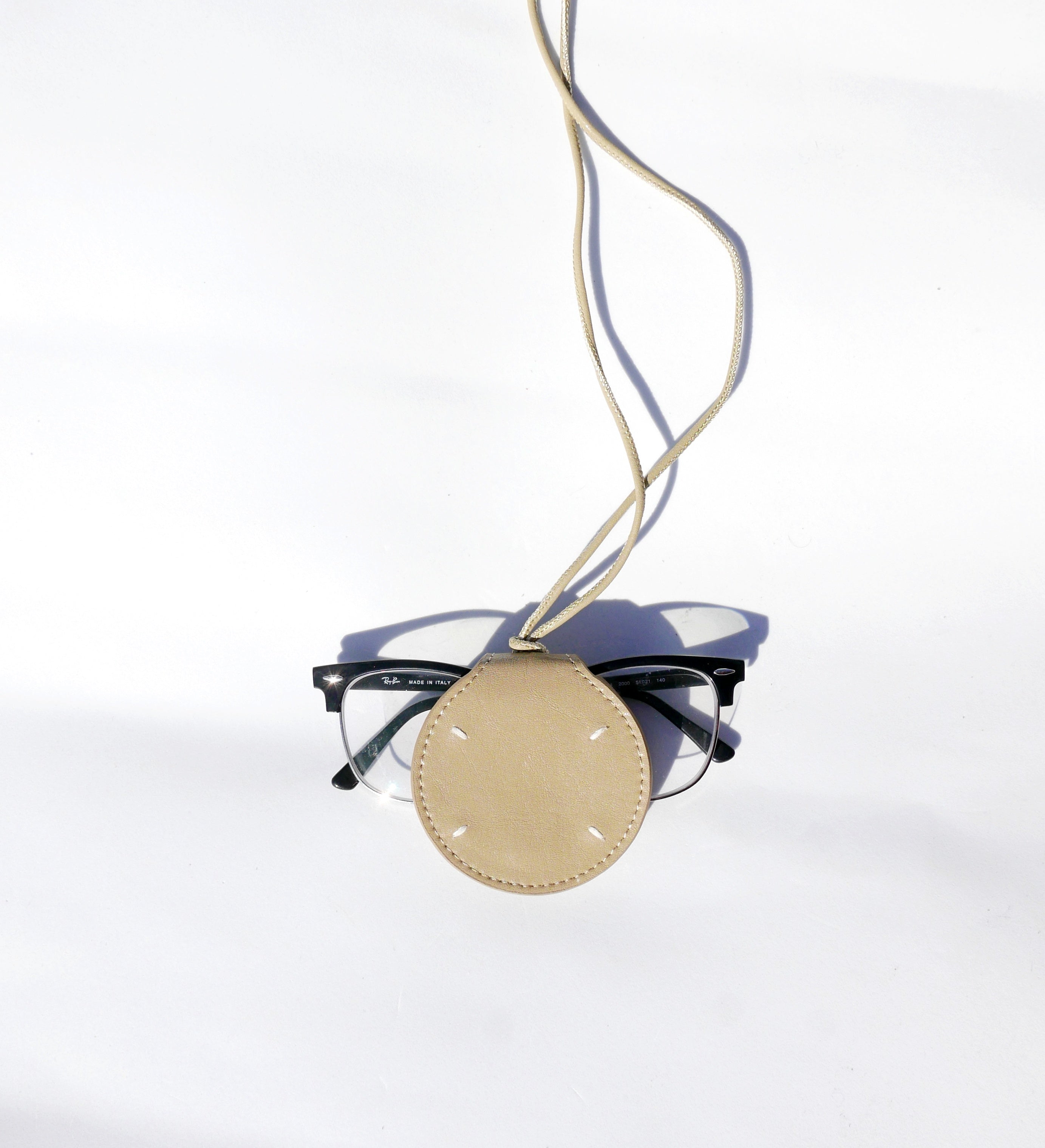 Colgante piel para gafas beige