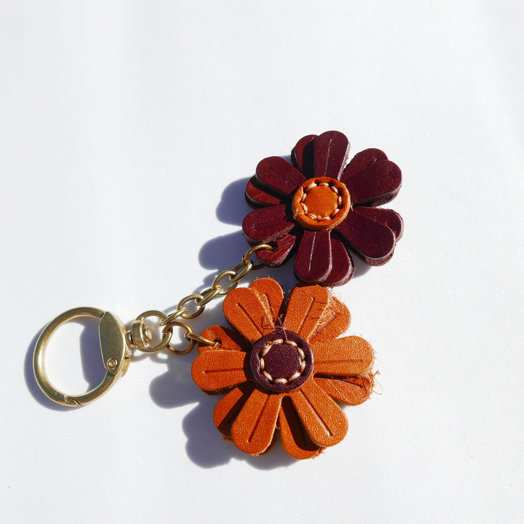 Charm de piel margarita burdeos y caramelo