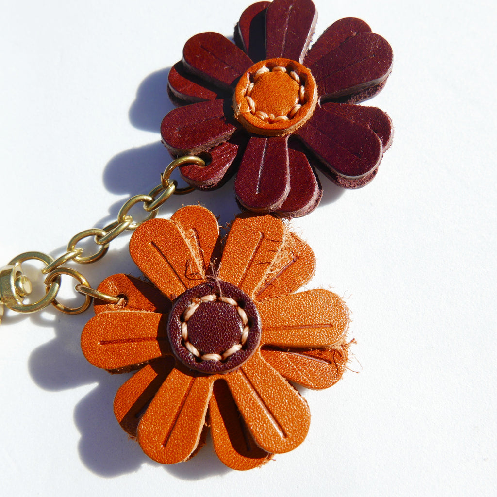 Charm de piel margarita burdeos y caramelo