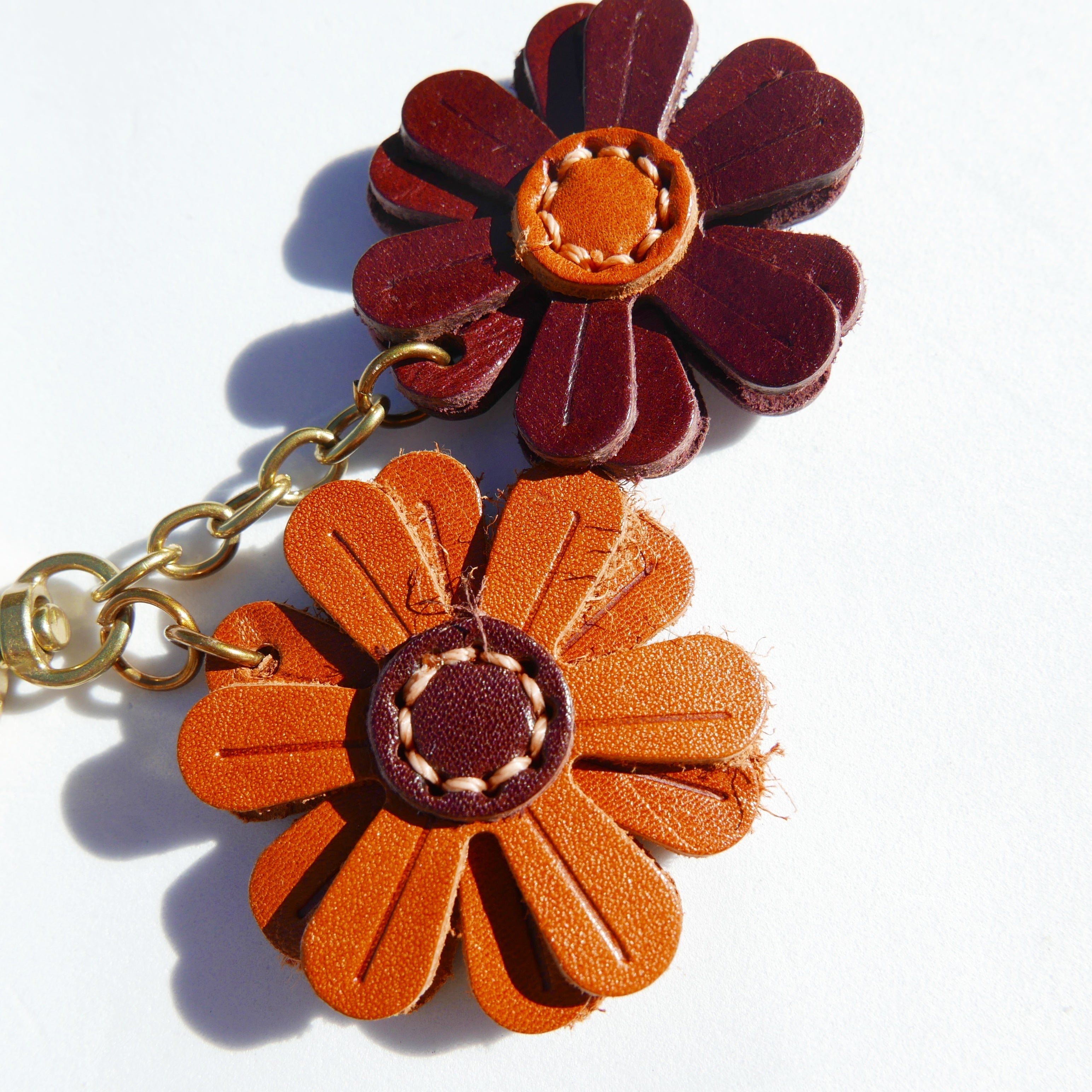 Charm de piel margarita burdeos y caramelo