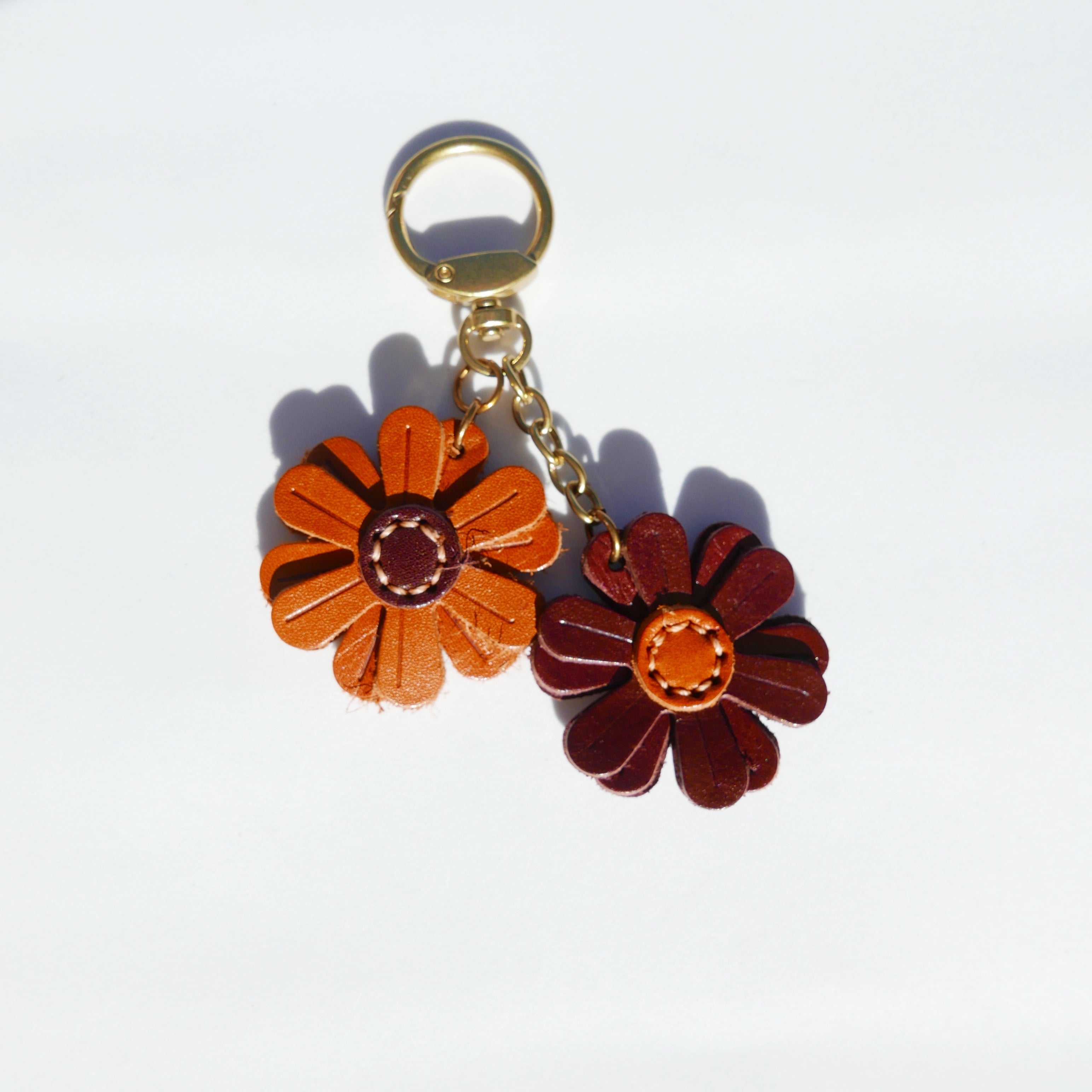 Charm de piel margarita burdeos y caramelo