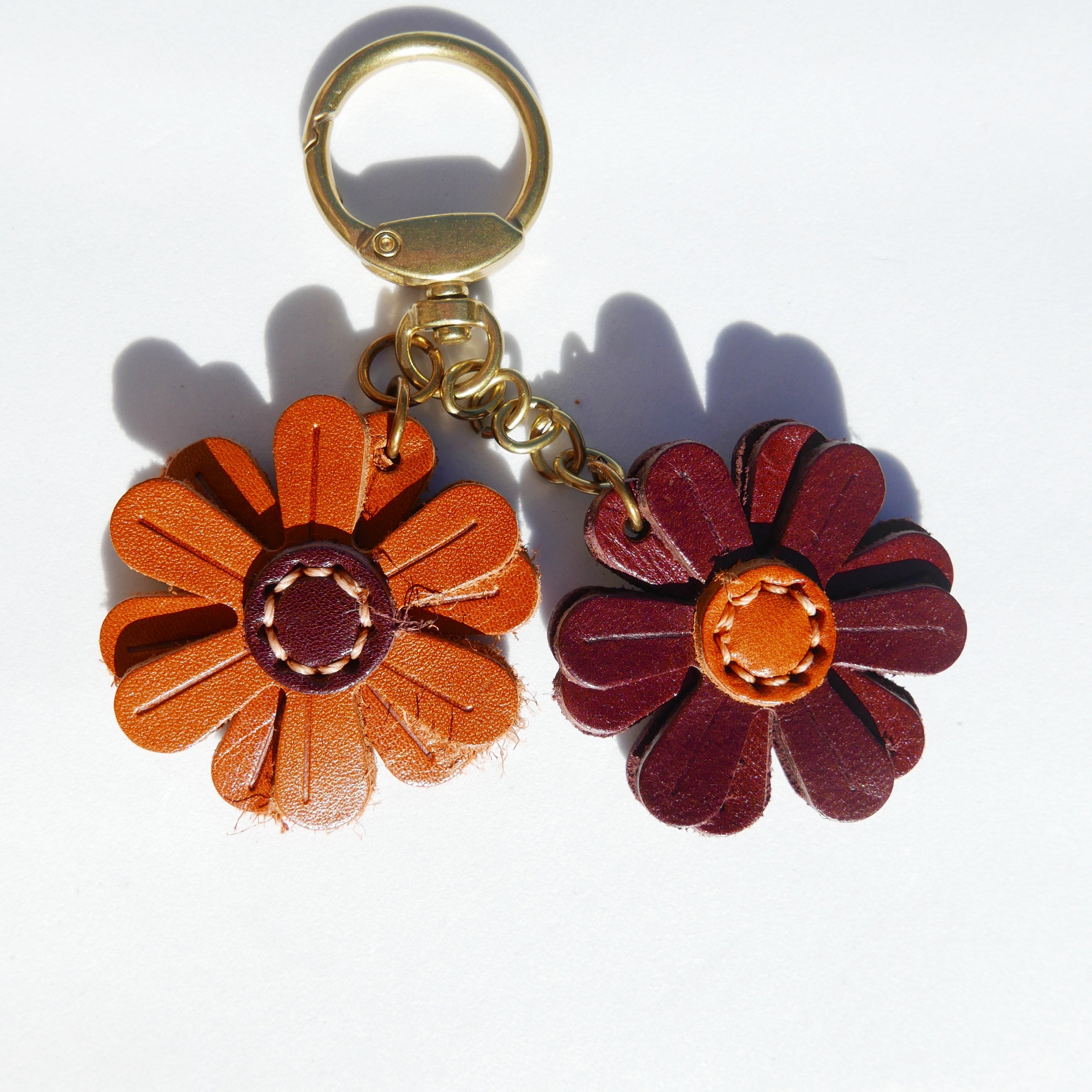 Charm de piel margarita burdeos y caramelo