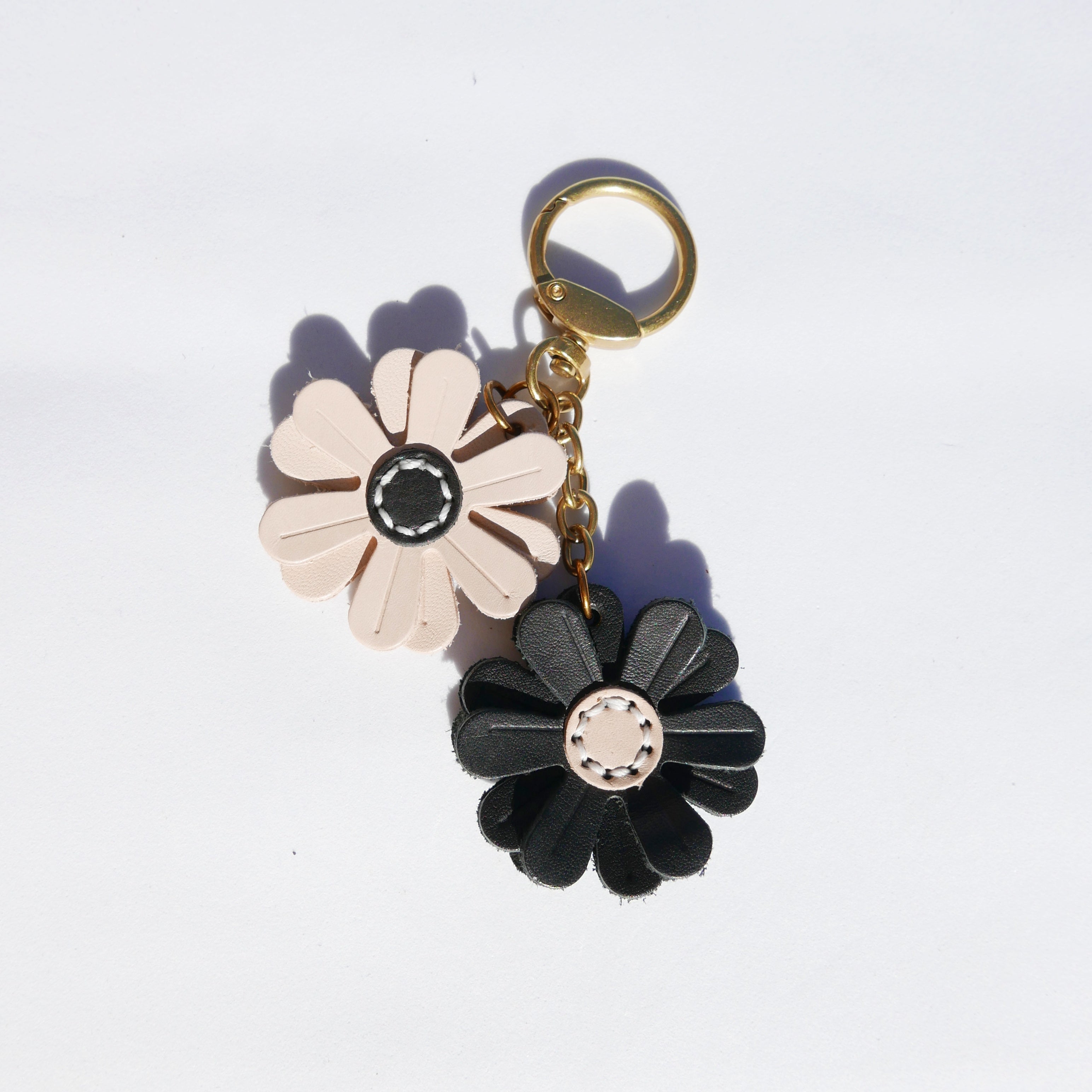 Charm de piel margarita blanco y negro