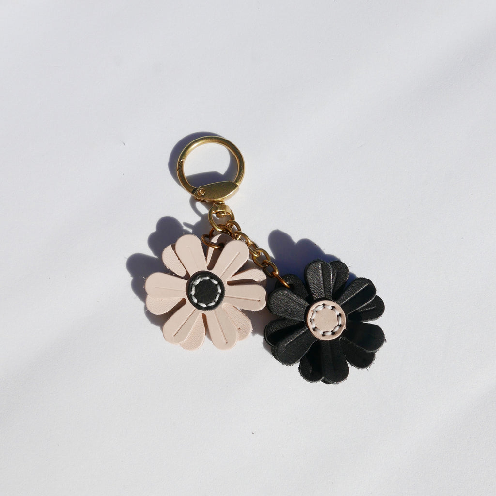 Charm de piel margarita blanco y negro