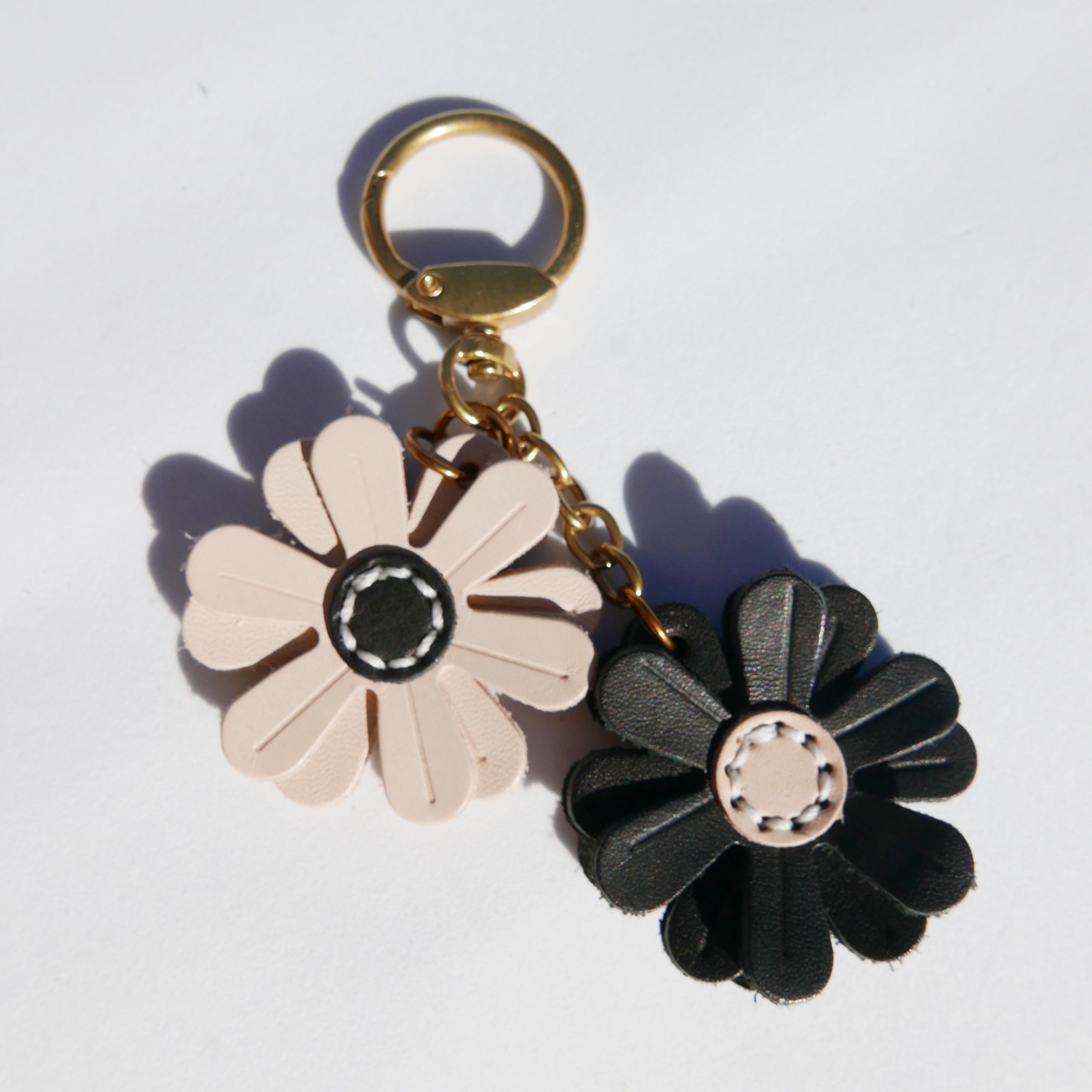 Charm de piel margarita blanco y negro