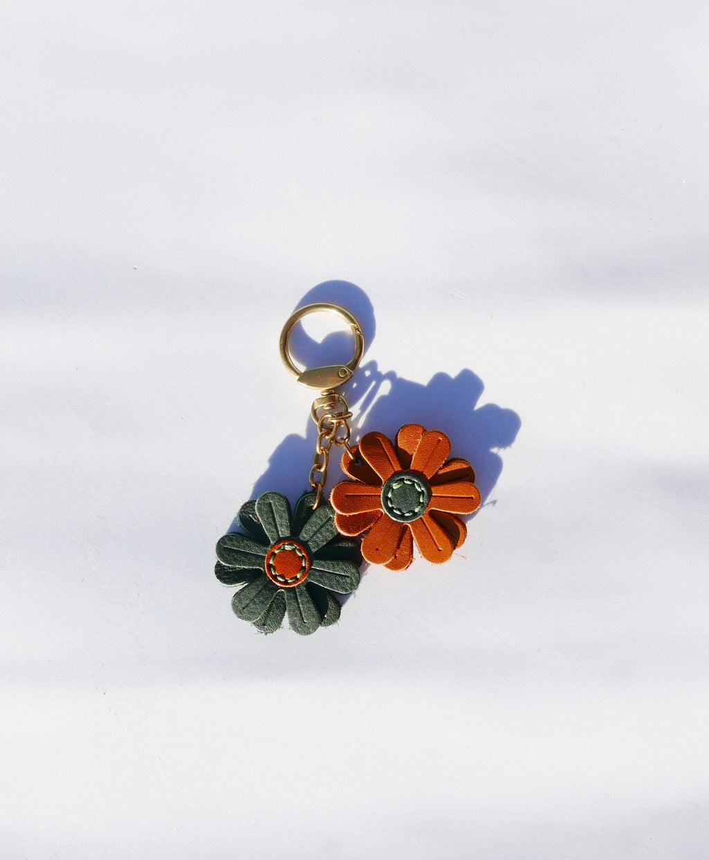 Charm de piel margarita naranja y verde