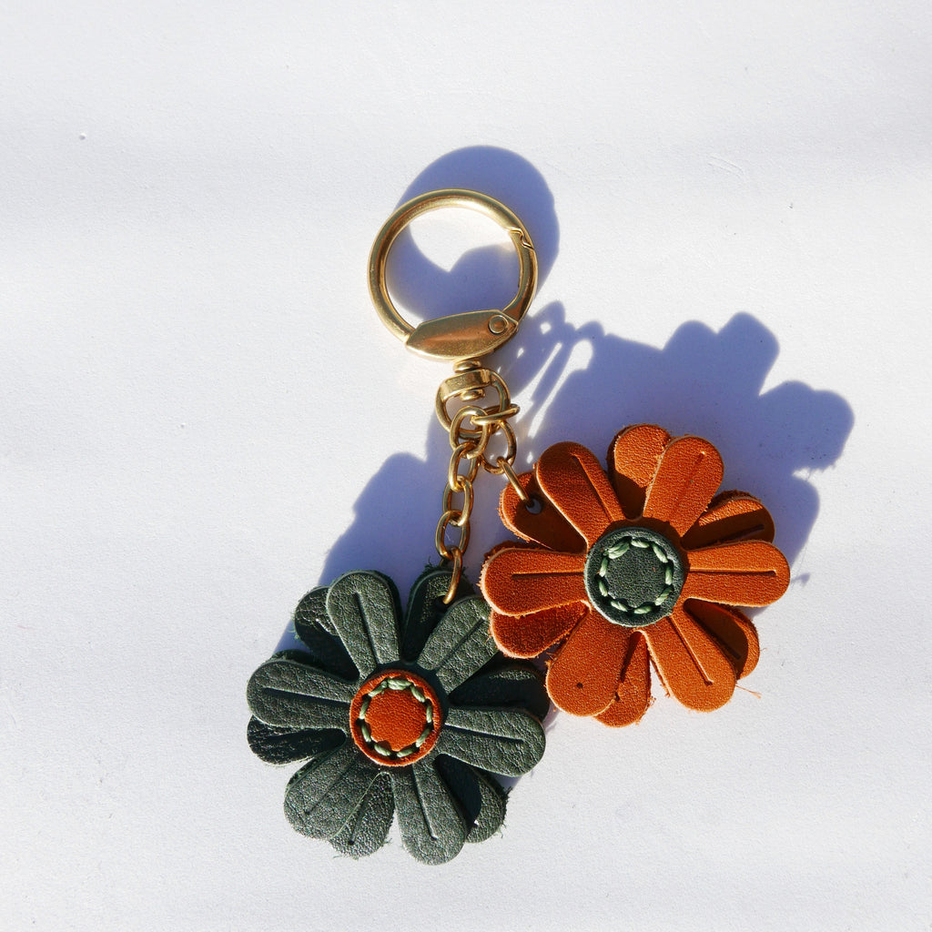 Charm de piel margarita naranja y verde