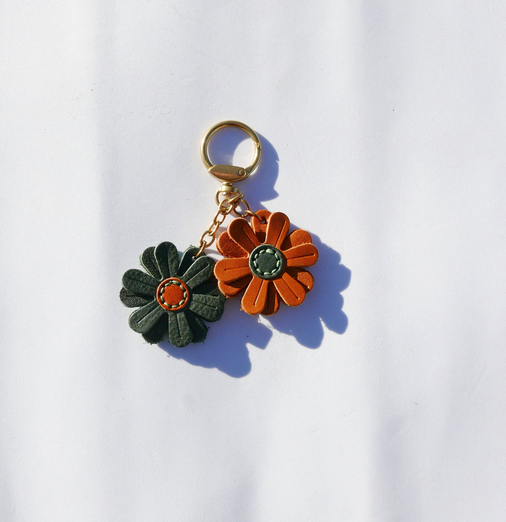 Charm de piel margarita naranja y verde