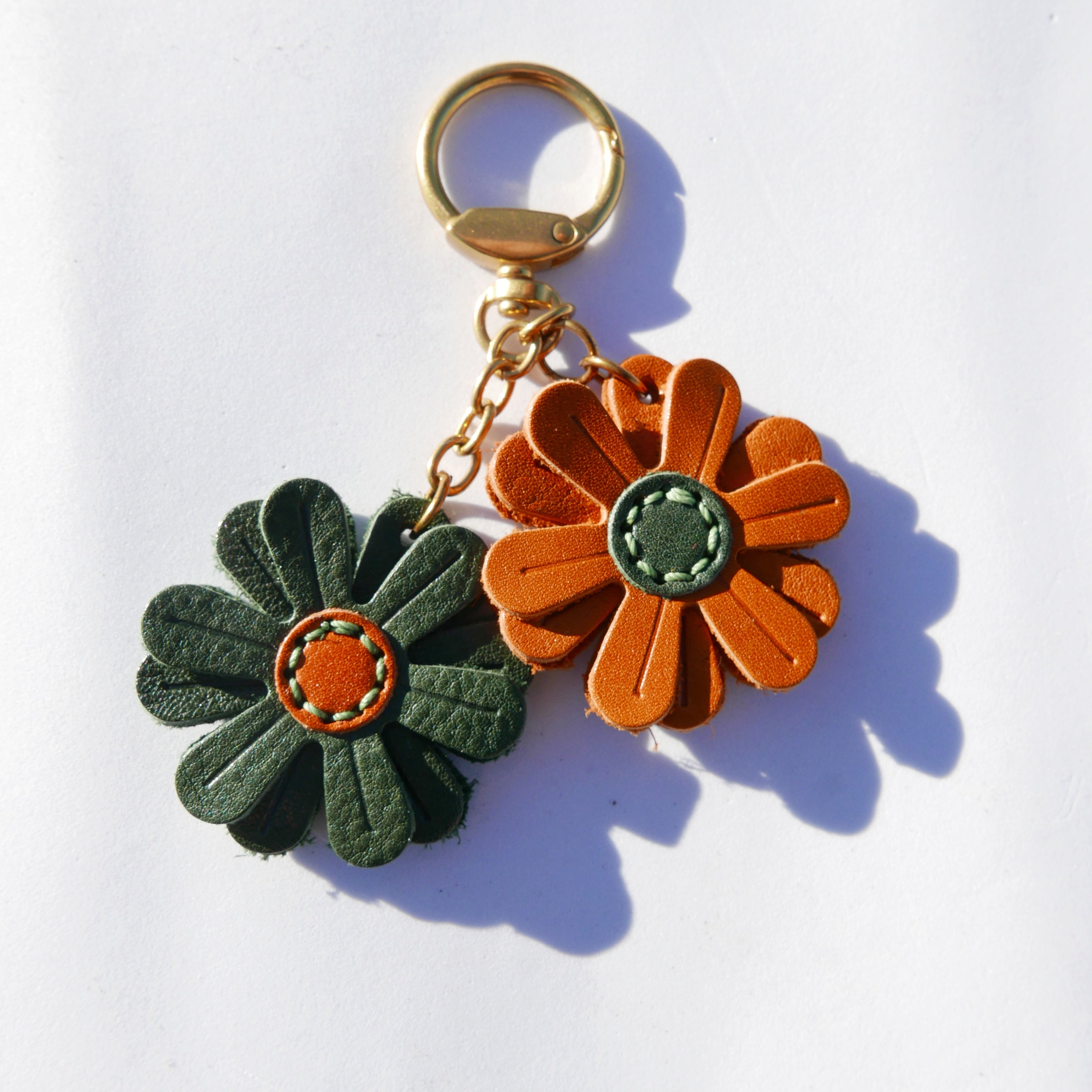Charm de piel margarita naranja y verde