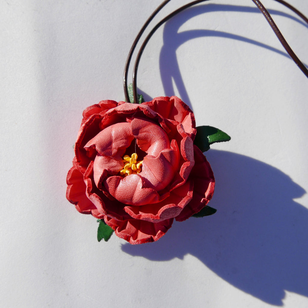 Charm de piel flor Mudan rojo