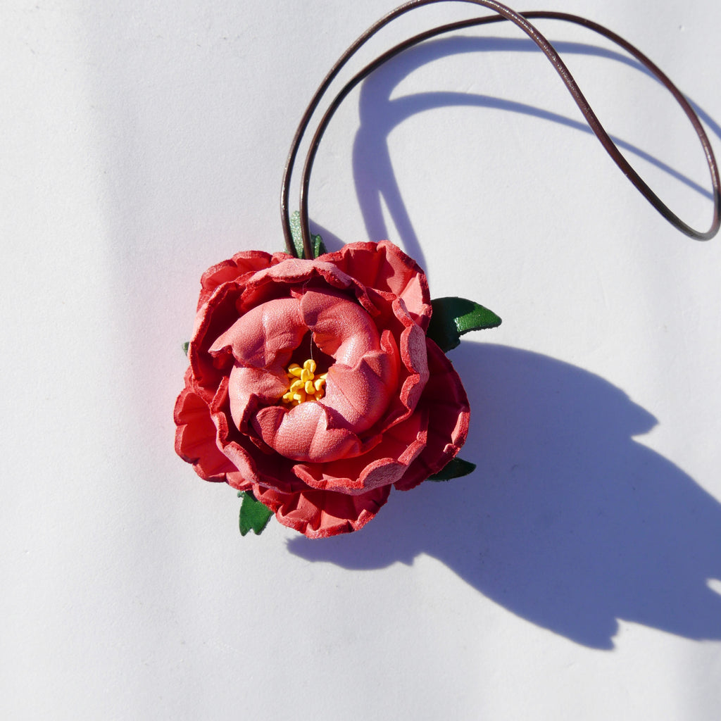 Charm de piel flor Mudan rojo