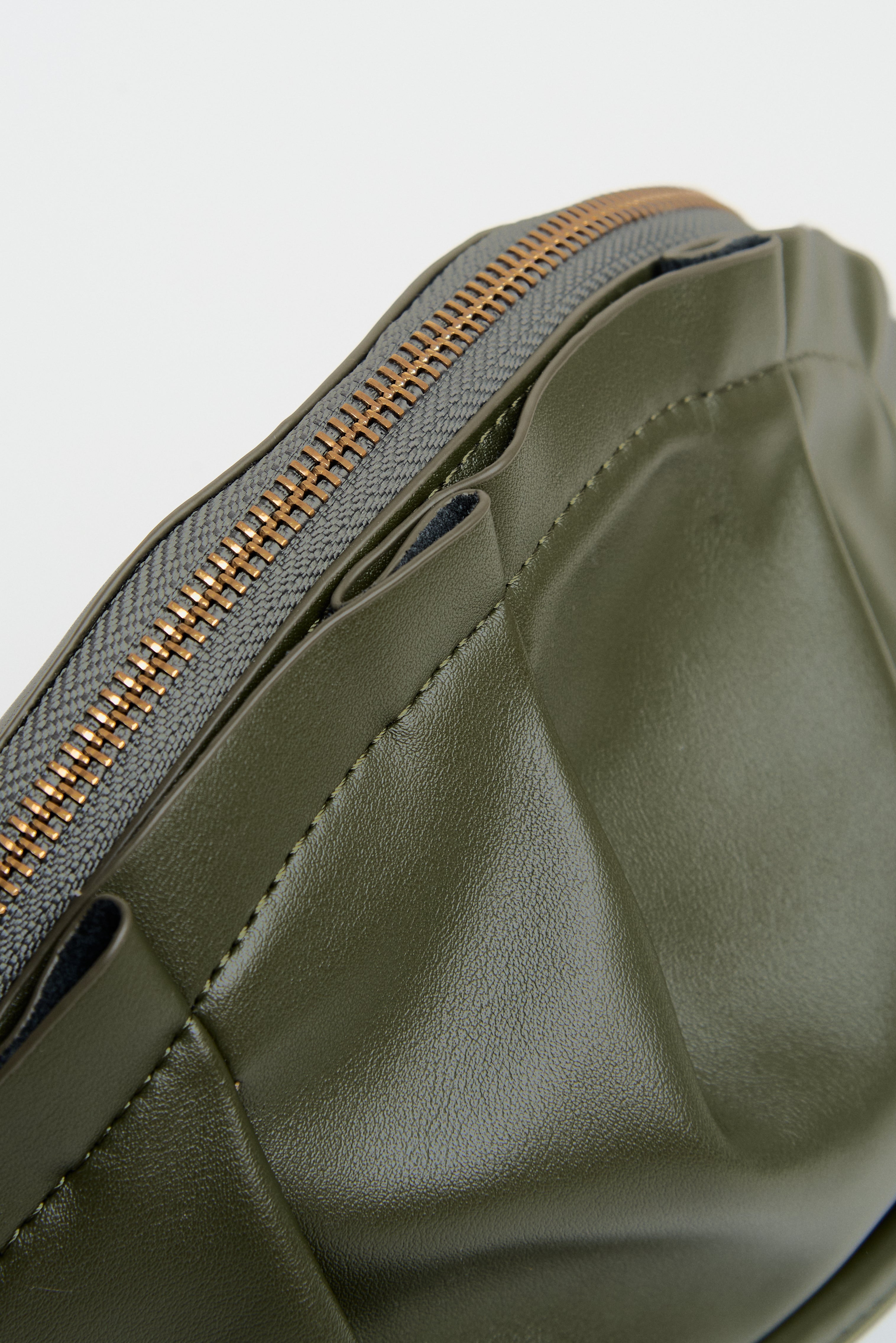 Bolso Gyoza Mediano Verde Kaki