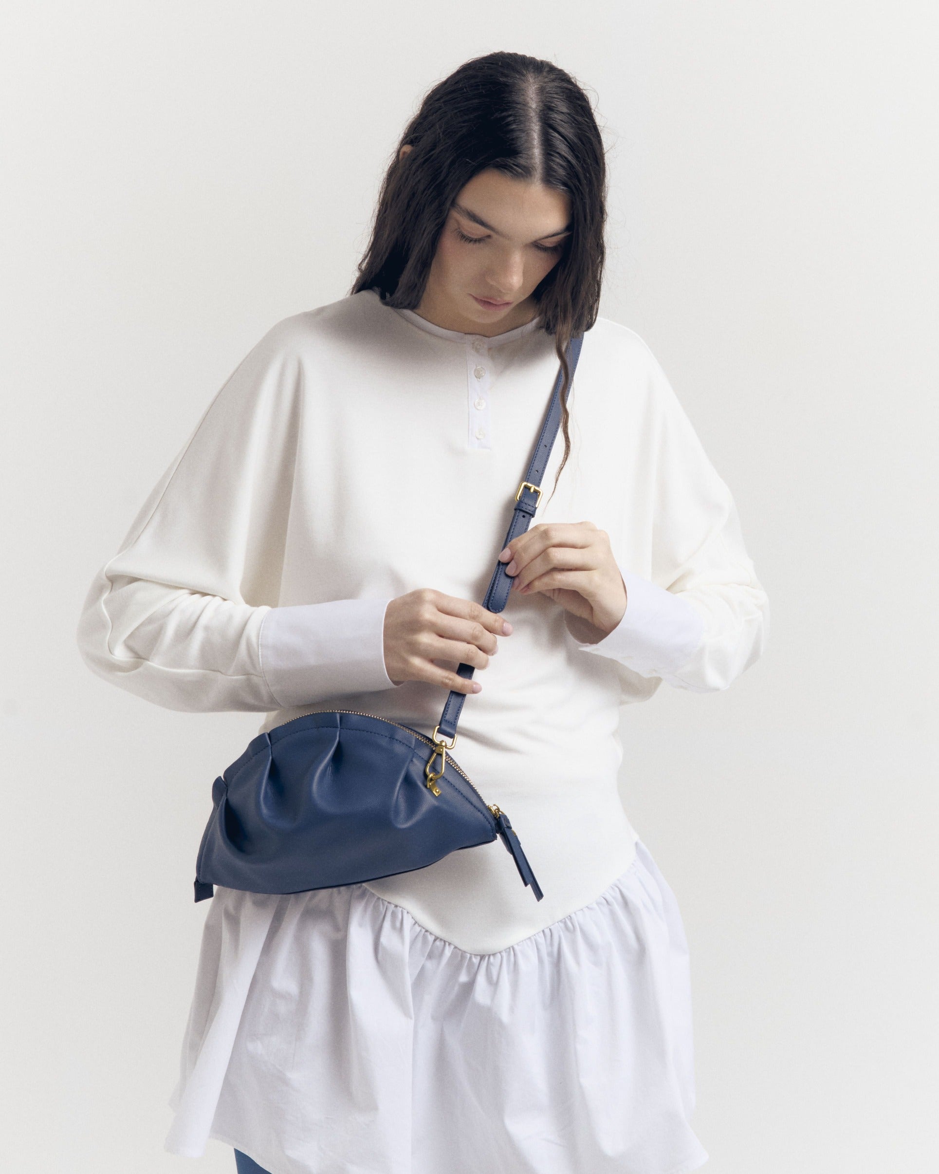 Bolso Gyoza Mediano  Azul Zafiro