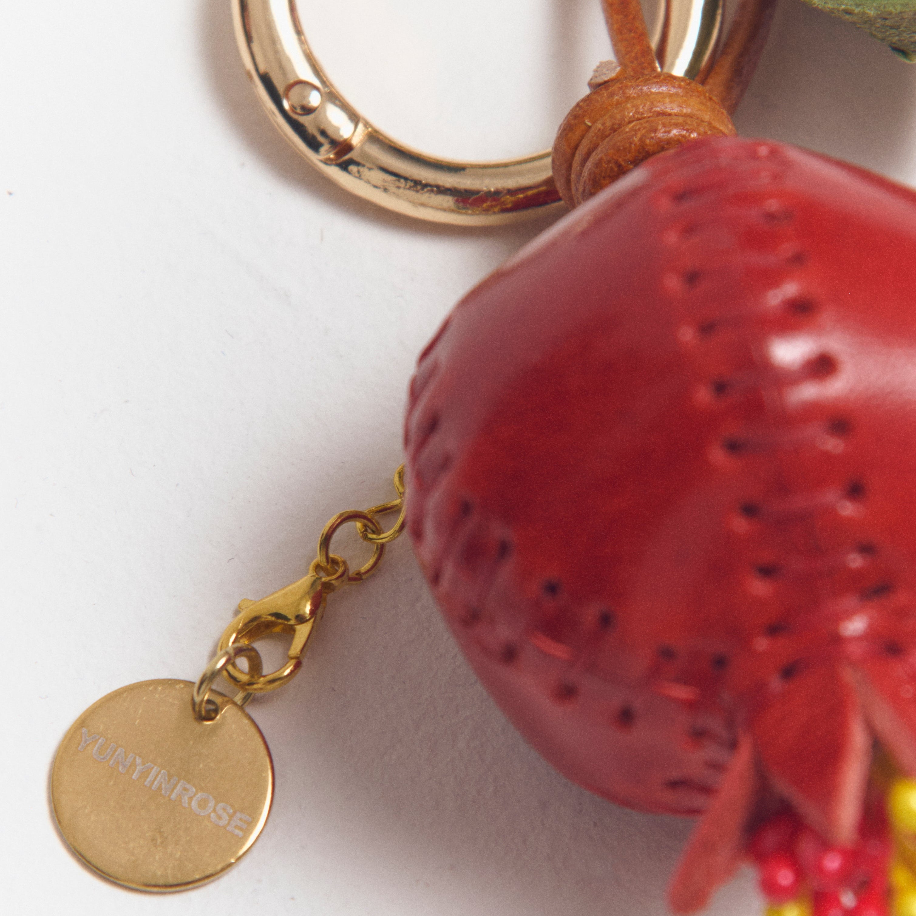 Charm de piel granada rojo