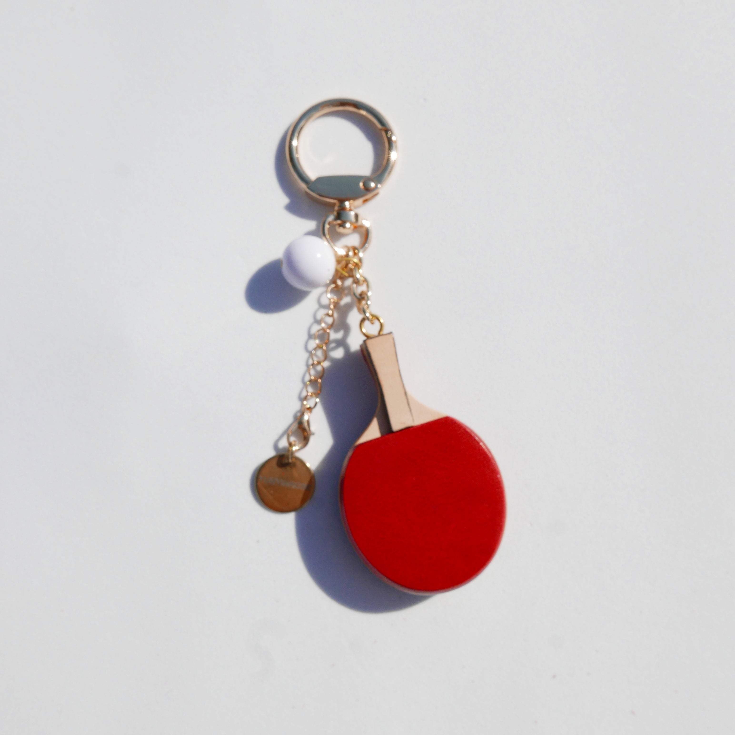 Llavero de piel en forma de pingpong rojo y negro