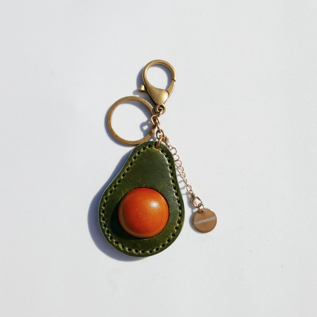 Llavero de piel en forma de aguacate
